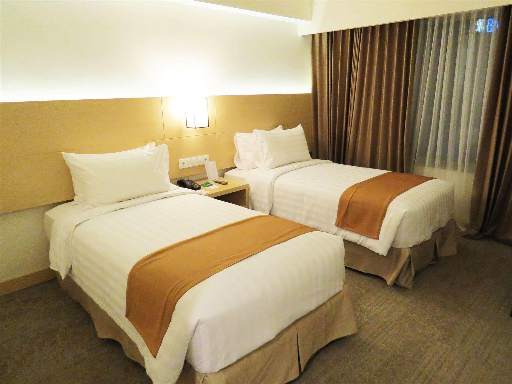 Golden City Hotel And Convention Center - Chse Certified Semarang Exterior foto