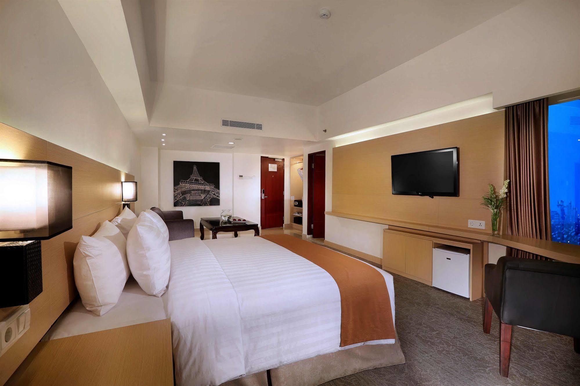 Golden City Hotel And Convention Center - Chse Certified Semarang Exterior foto