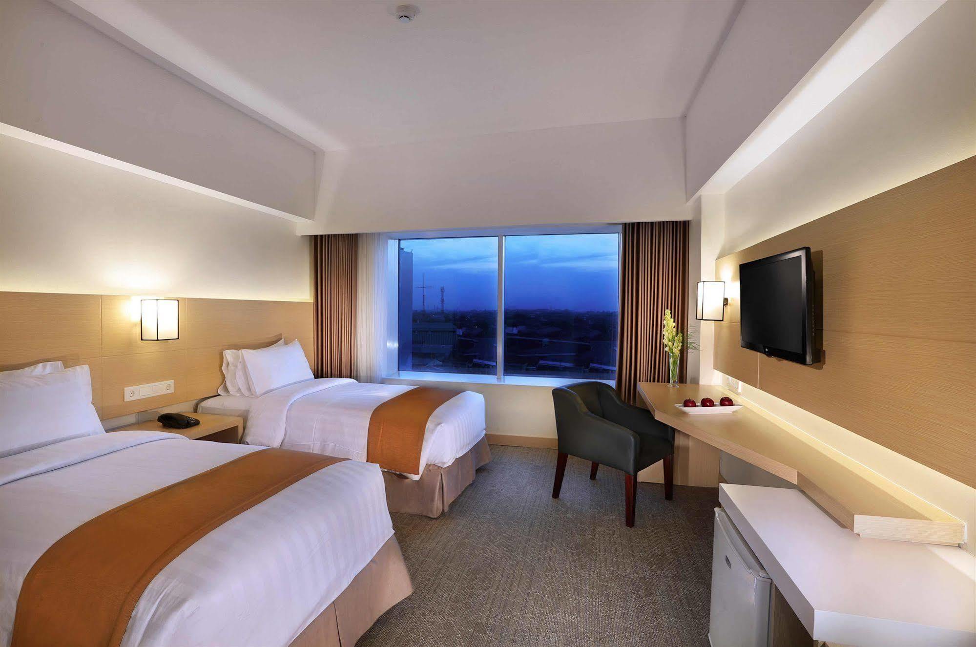 Golden City Hotel And Convention Center - Chse Certified Semarang Exterior foto